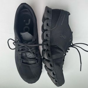 ON On cloud all black tennis shoes